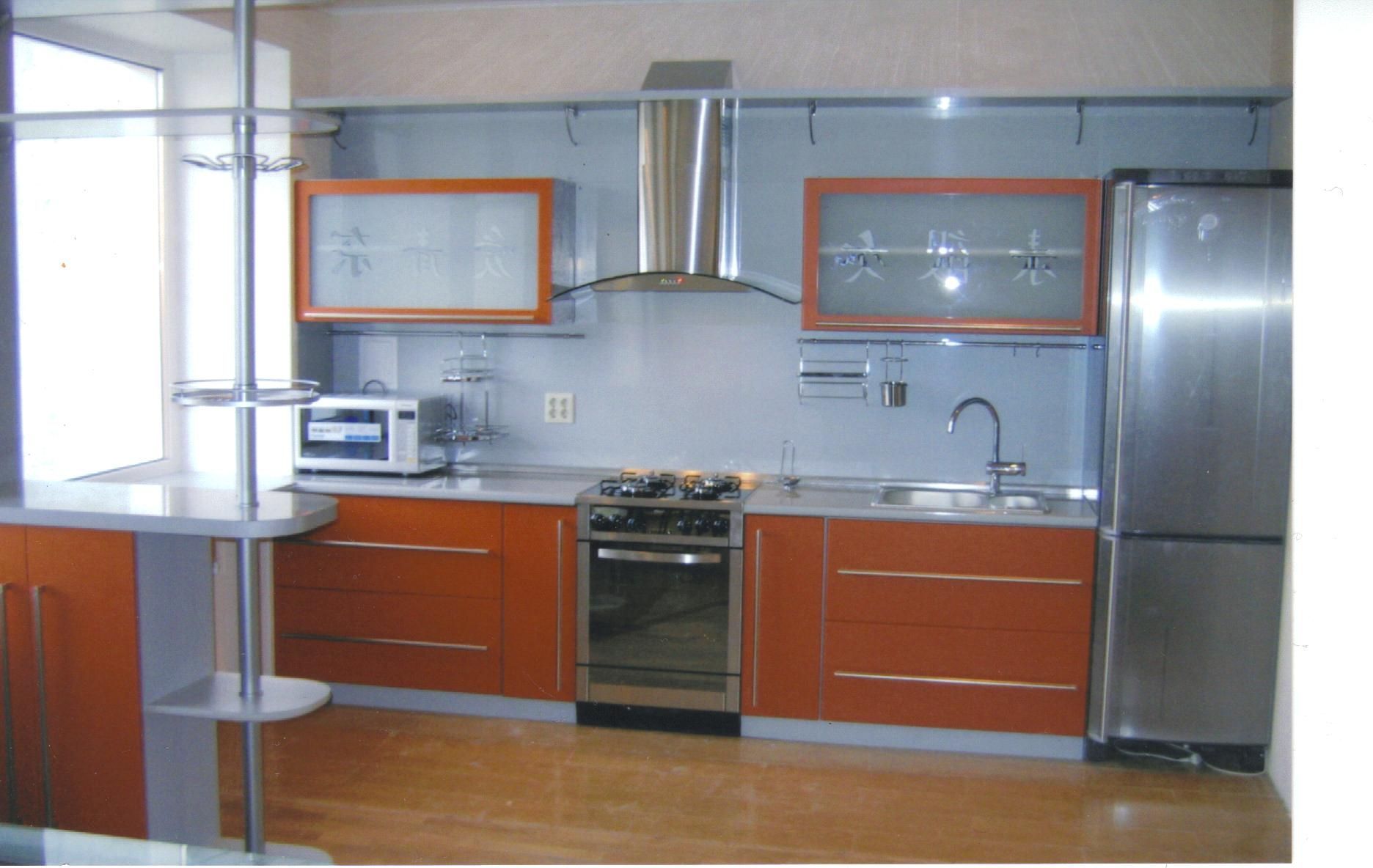 Кухня Эмилия прямого типа с оранжевыми фасадами и серой столешницей 