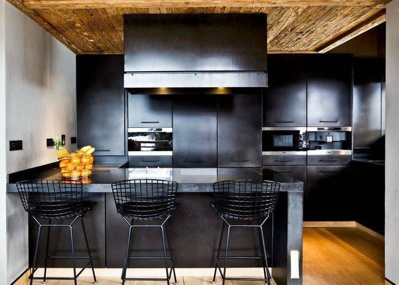 Кухня Эребос в стиле модерн черного цвета с барной стойкой 