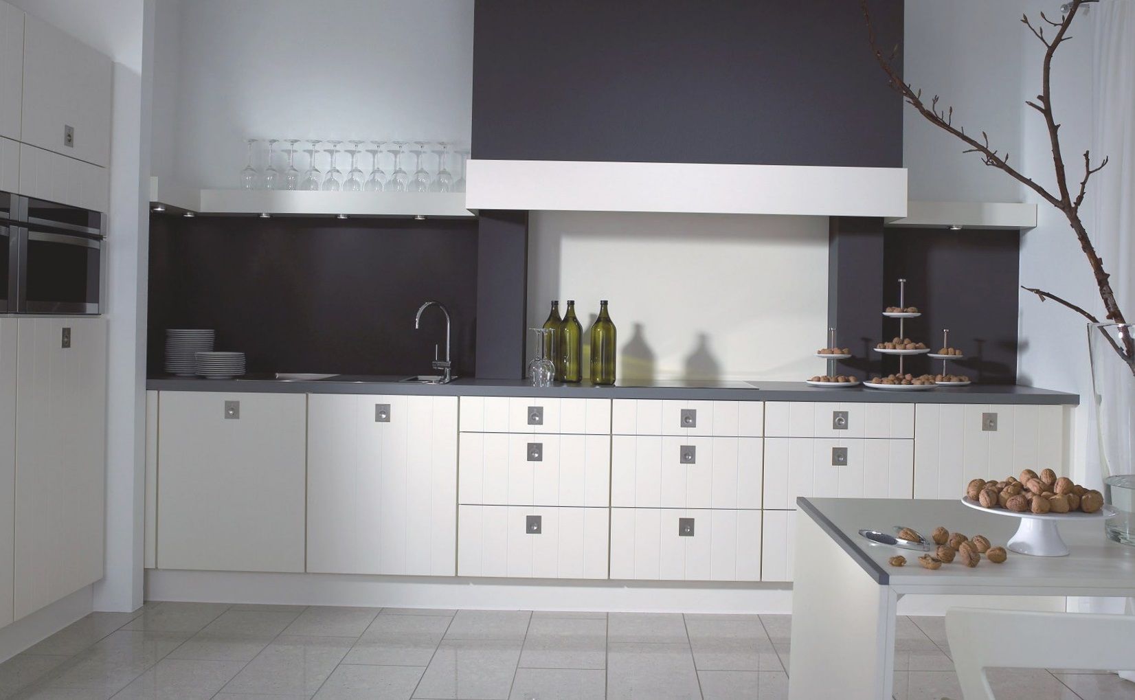 Кухня Фая угловая белого цвета с серыми вставками в стиле модерн 
