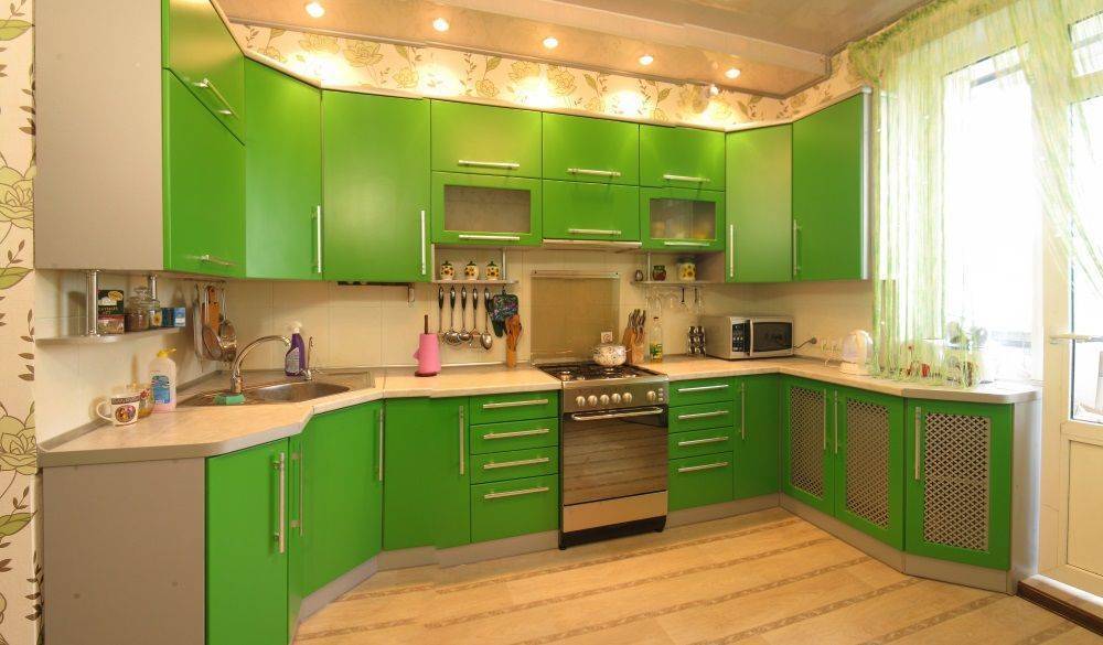 Кухня Франк зеленого цвета с серой столешницей и рядом подвесных шкафов 