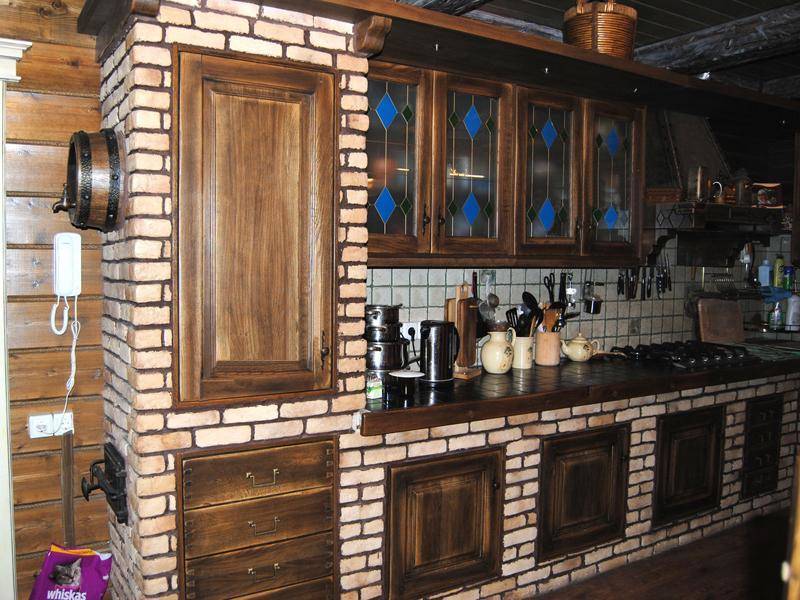 Кухня Глафира с кирпичной кладкой и подвесными шкафчиками со стеклом