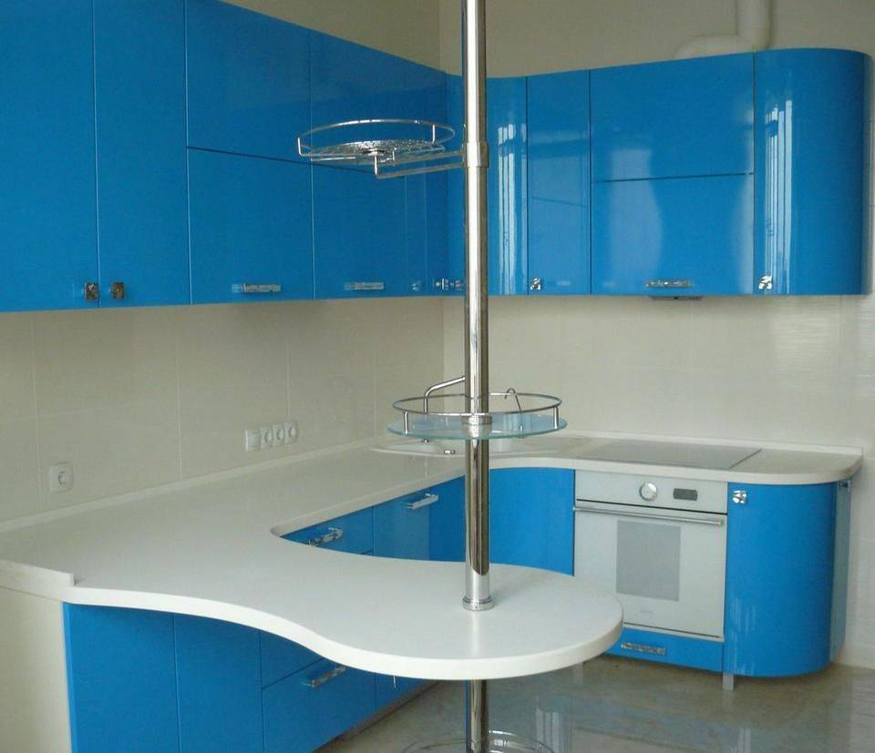 Кухня Гризел угловая синего цвета с белой выносной столешницей