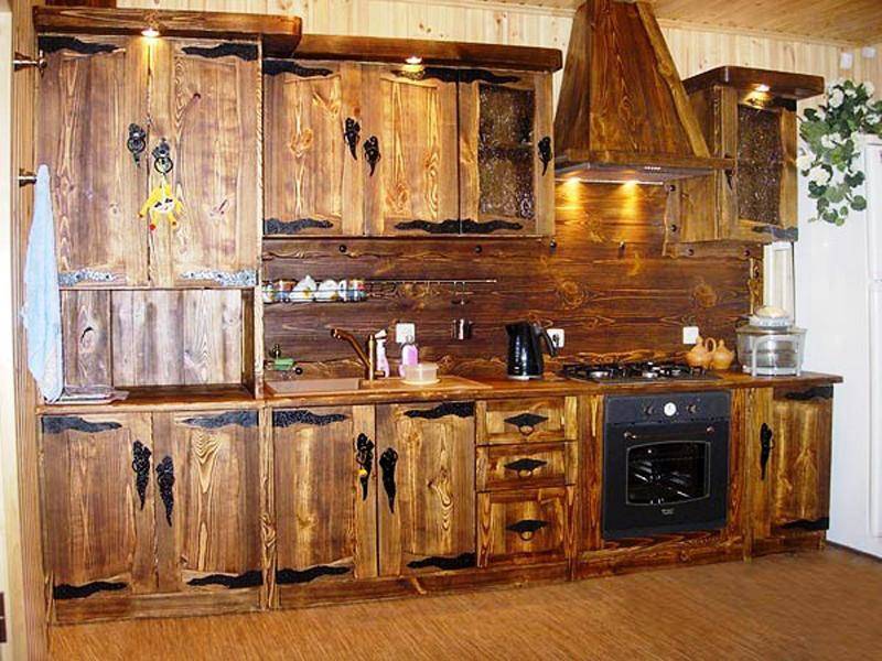 Кухня Хельги прямого типа из массива дерева с металлической фурнитурой
