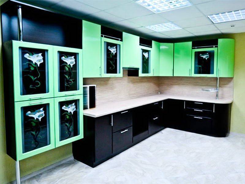 Кухня Хлоя угловая с черным фасадом и салатовыми подвесными шкафами со стеклом