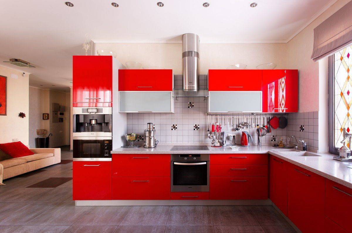 Кухня Иван угловая красного цвета с белой столешницей 