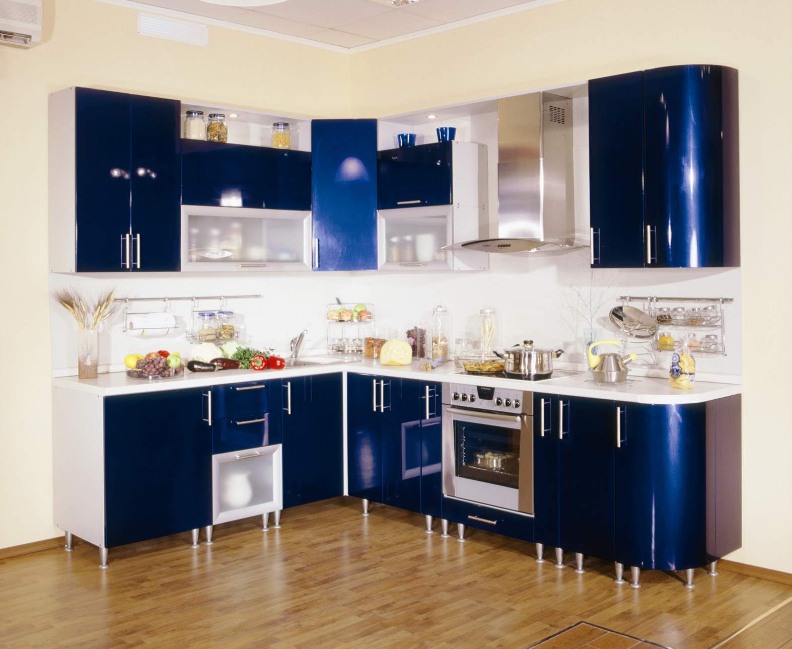 Кухня Каира угловая темно-синего цвета со скругленным углами и вставками матового стекла 