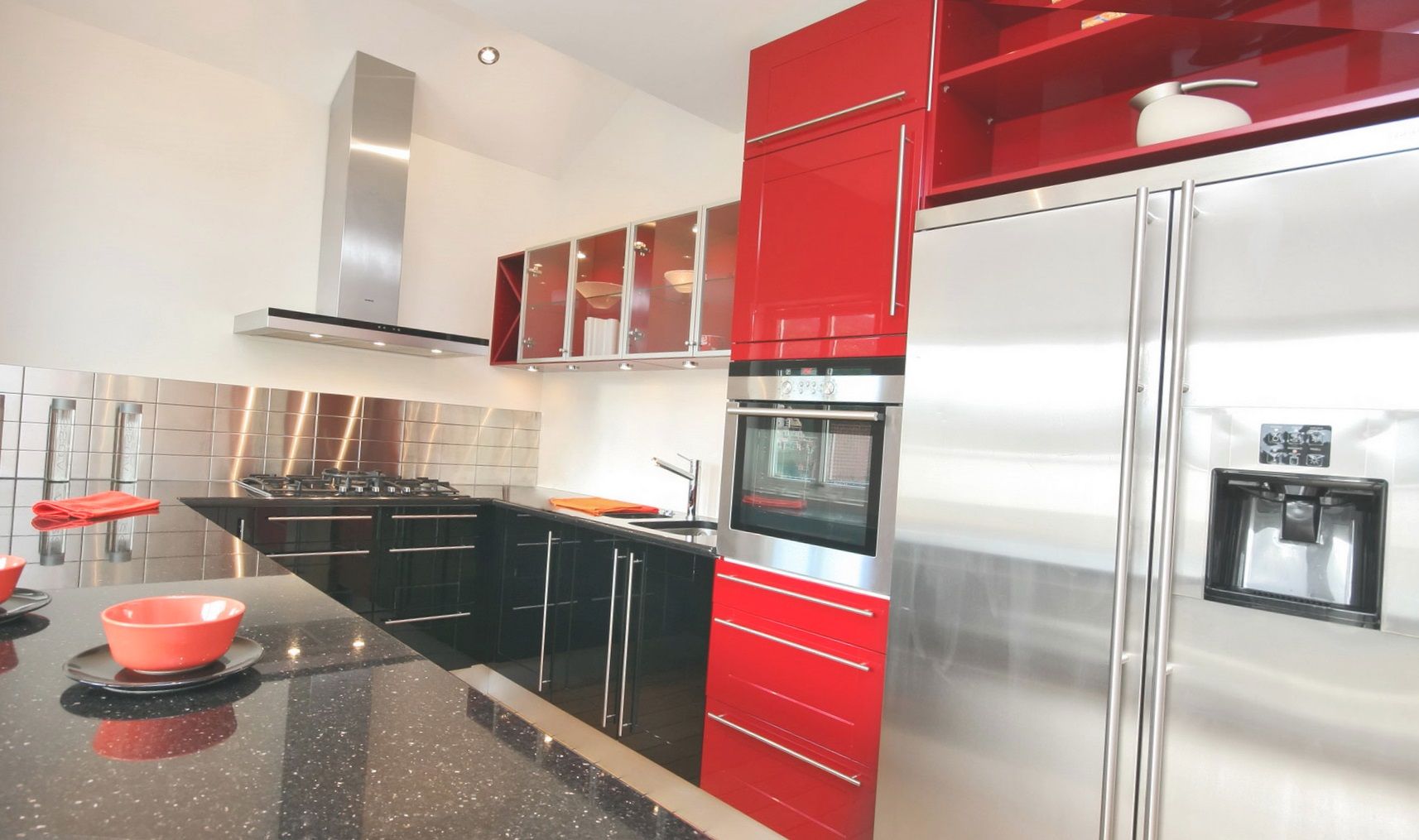 Кухня Калерия П-образная с гранитной поверхностью и красным фасадом 