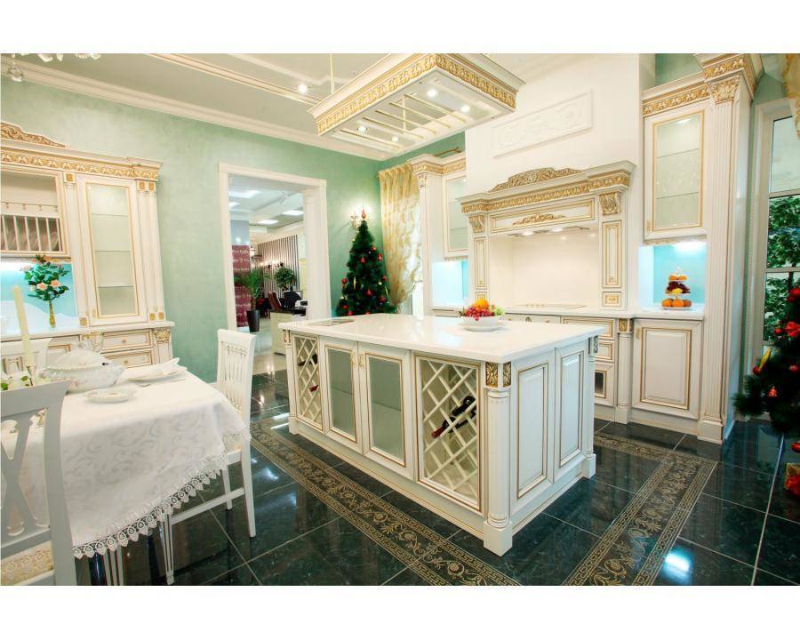 Кухня Костика в классическом стиле белого цвета с золотыми элементами декора 