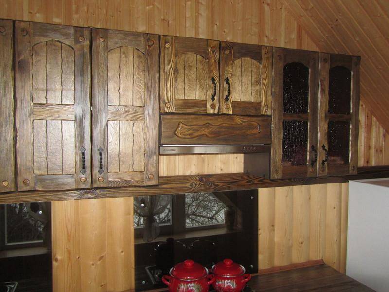 Кухня Купава из массива дерева с металлической фурнитурой 