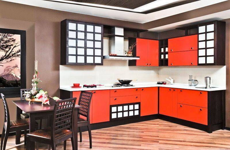 Кухня Лариса угловая оранжевого цвета с белыми вставками в подвесных шкафах 