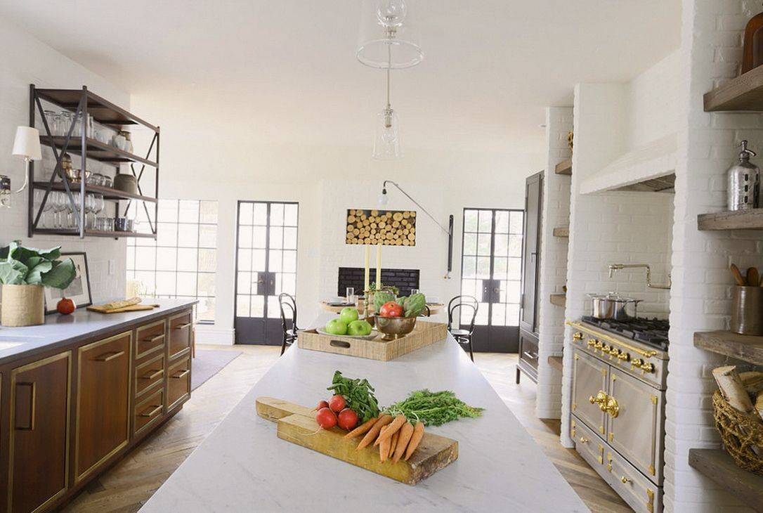 Кухня Лайф простом изысканном стиле коричневого и белых оттенков с подвесными полками 