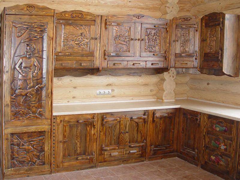 Кухня Лель из массива дерева с резными элементами фасада и металлической фурнитурой 