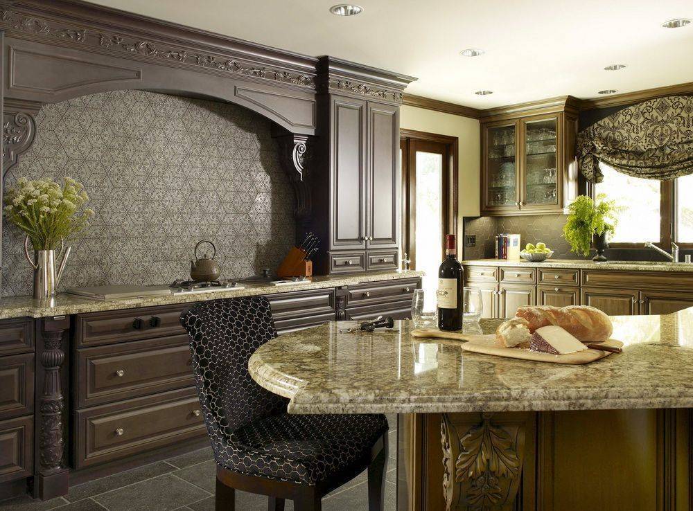 Кухня Леонардо классического  стиля коричневых оттенков с фигурными элементами фасада 