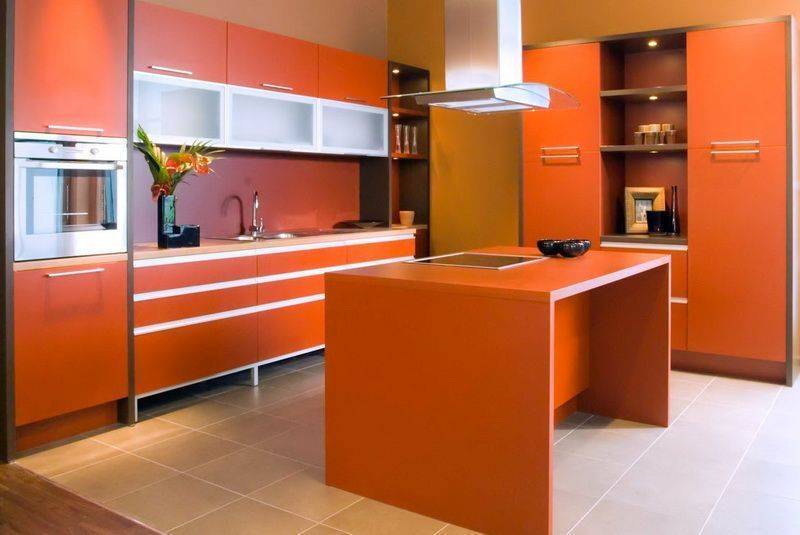 Кухня Лето угловая оранжевого цвета с подвесными шкафами с матовым стеклом 