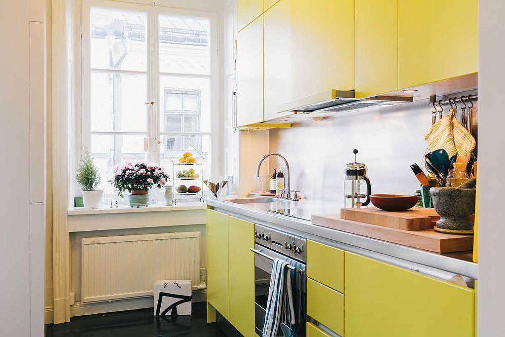 Кухня Линдр прямая желтого цвета со встроенной техникой 