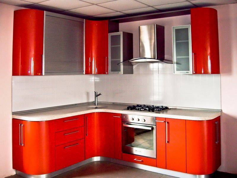 Кухня Листопад угловая красного цвета со скругленным внутренним углом