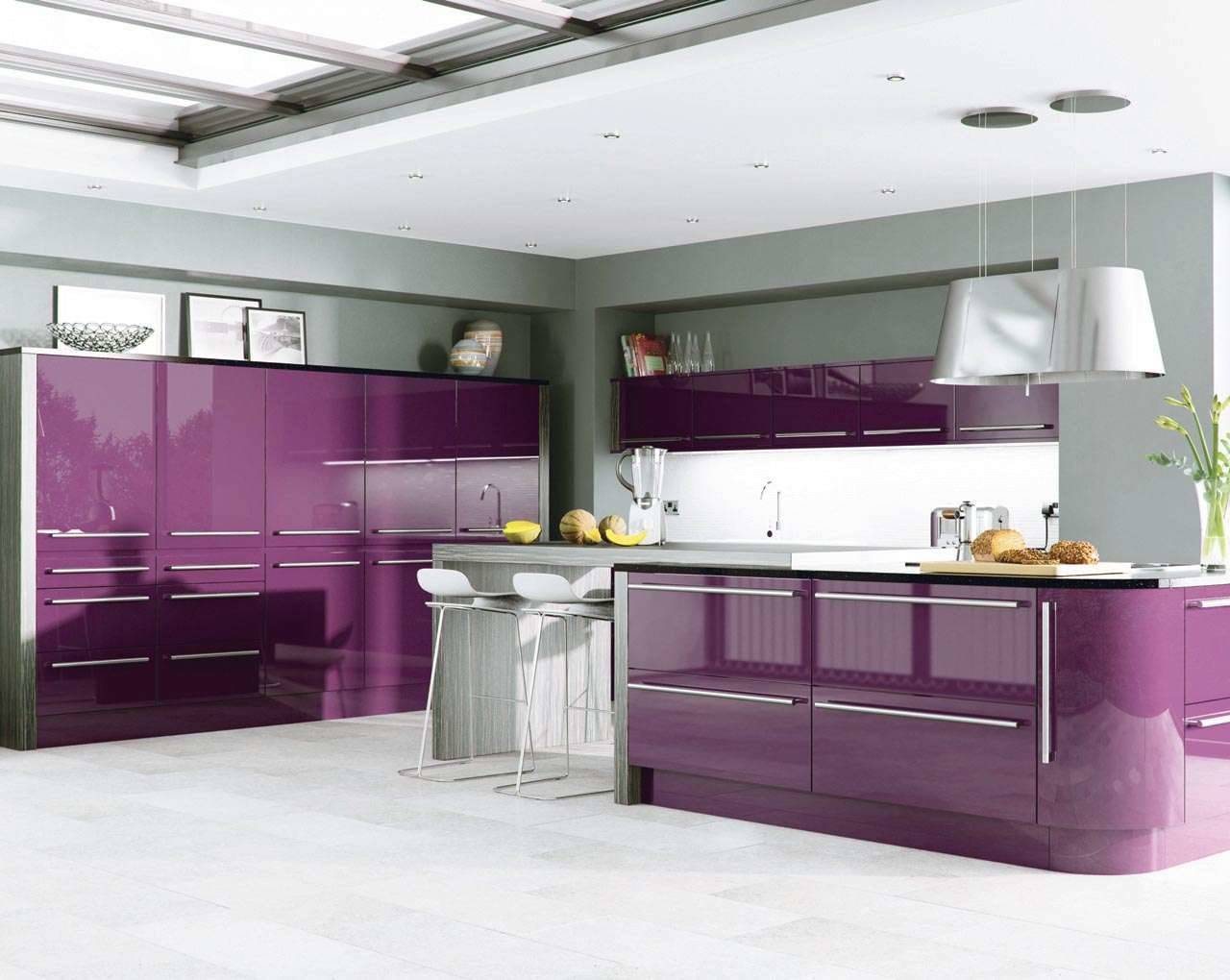 Кухня Ливадия с глянцевой поверхность фиолетового цвета в стиле модерн 