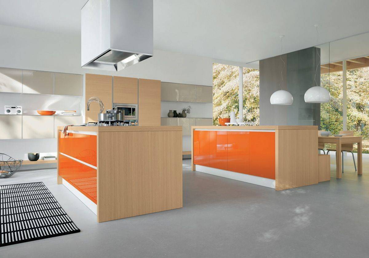 Кухня Лия из двух отдельных секций с оранжевым фасадом для большой комнаты 
