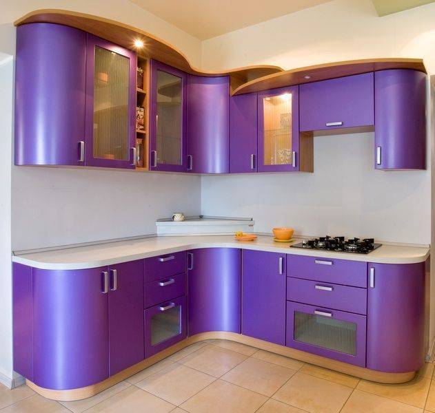 Кухня Мадонна угловая фиолетового цвета со скругленными углами и встроенной подсветкой 