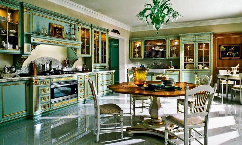 Кухня Малахитовая шкатулка в классическом стиле зеленого цвета с золотым обрамлением и фигурными элементами фасада 