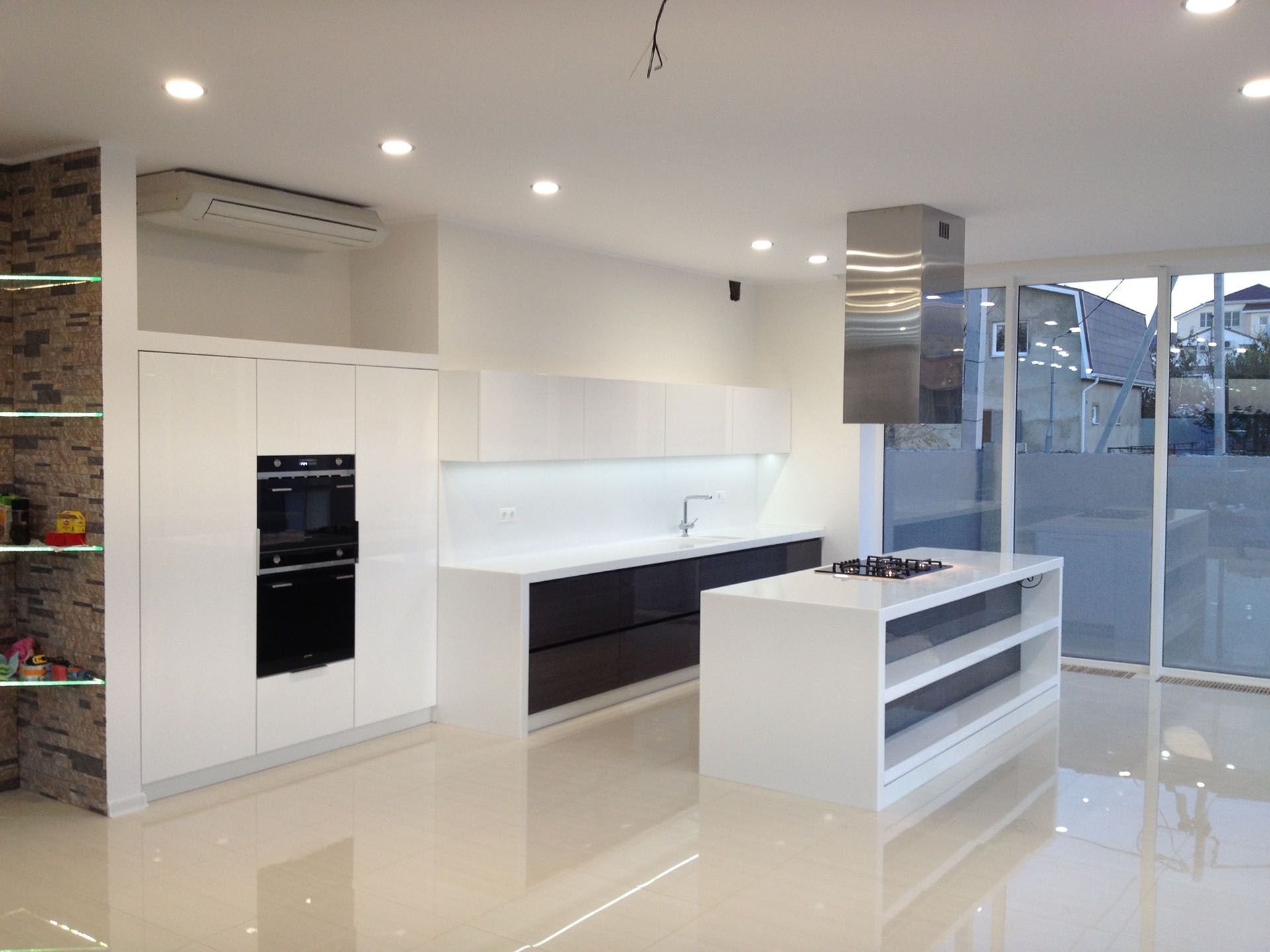 Кухня Маргарита белая в стиле модерн с отдельным блоком под плиту 