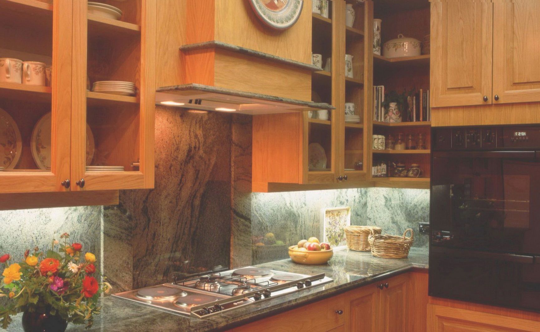 Кухня Монтана из массива в натуральном цвете с гранитной столешницей 