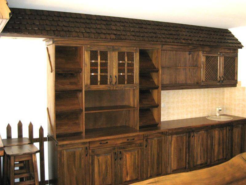 Кухня Настя из массива дерева с открытыми наклонными полками 
