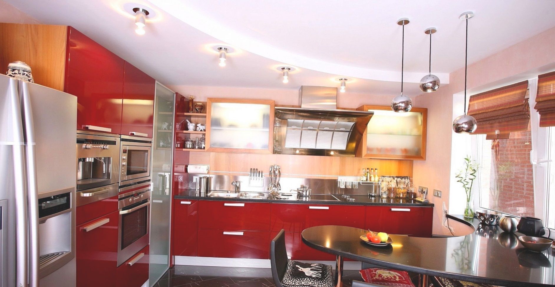 Кухня Николь угловая красного цвета с серой фурнитурой 