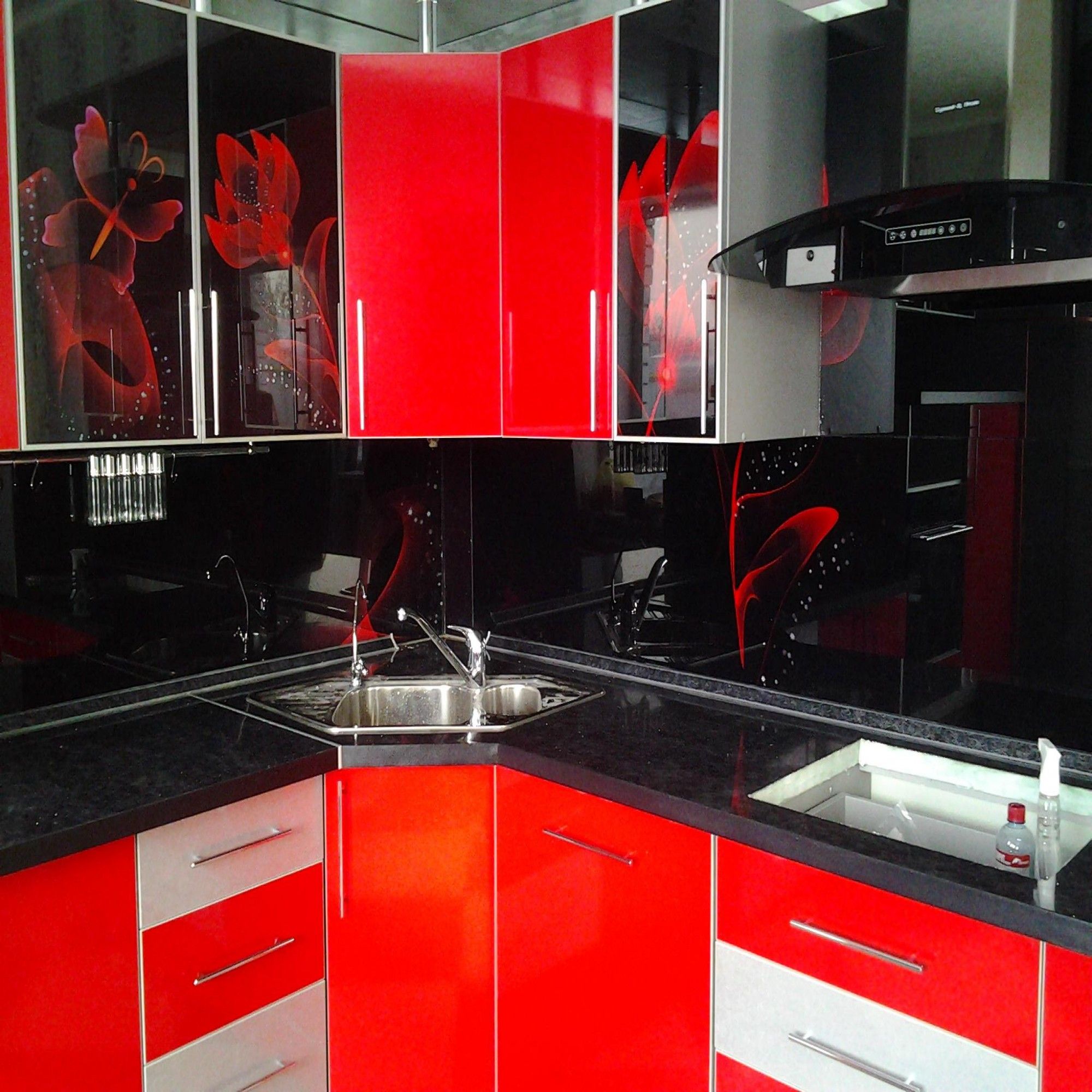 Кухня Николас угловая черно-красная с серой фурнитурой 