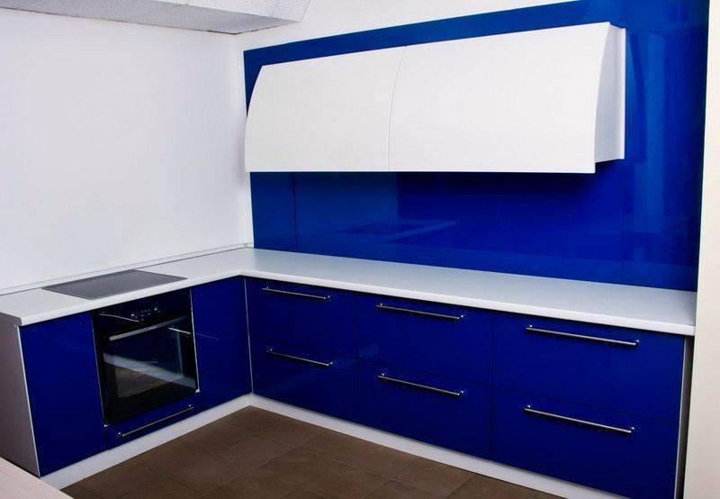 Кухня Николетта угловая синего цвета со встроенной техникой и подвесными шкафами