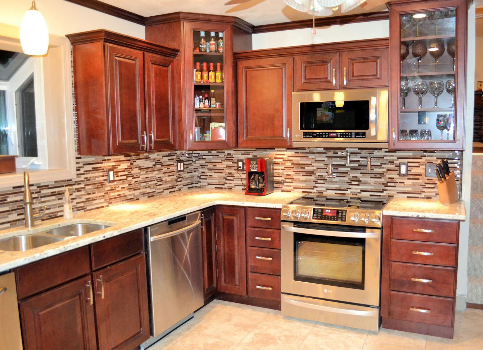 Кухня Ожидание угловая в простом стиле коричневого цвета с подвесными шкафами со стеклом 