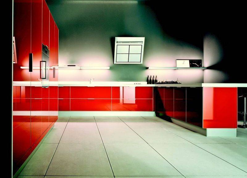 Кухня Паллада глянцевая с красными фасадными панелями и белой столешницей 