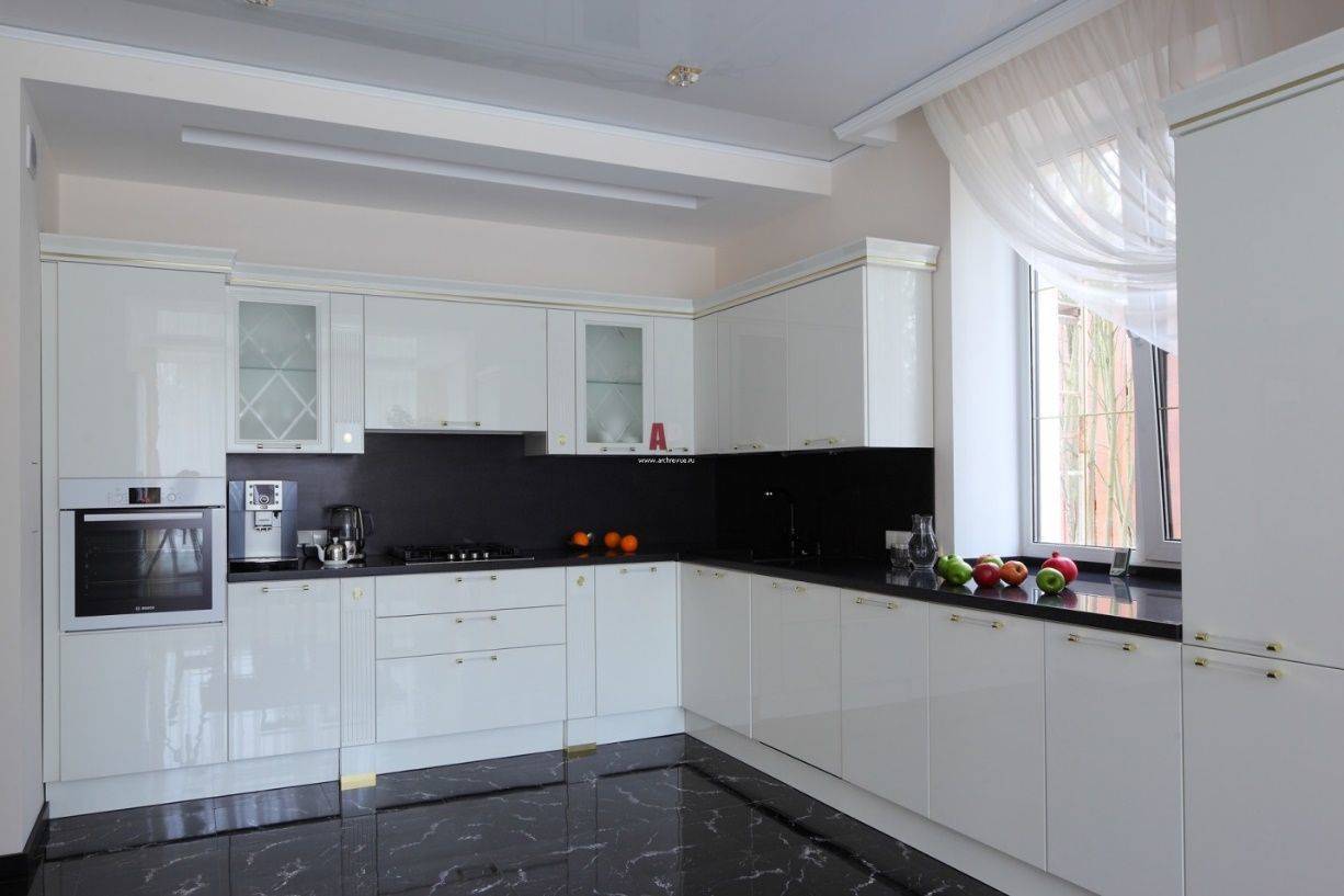 Кухня Пауль угловая белого цвета с глянцевой поверхностью и черной задней стенкой 