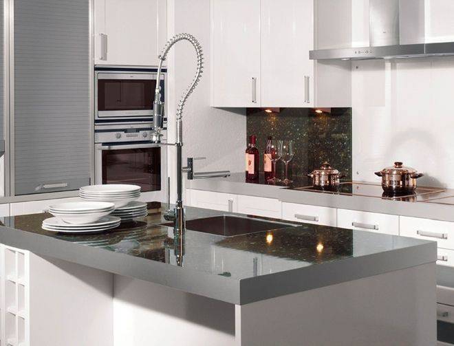 Кухня Позитано в стиле модерн белого цвета с серой гранитной столешницей