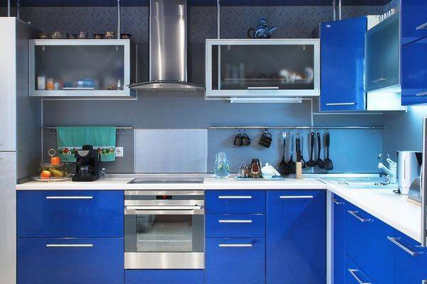 Кухня Риция угловая синего цвета со стеклом в дверцах верхних шкафов 