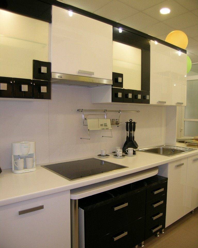 Кухня Родион черно-белого цвета с глянцевой поверхностью прямого типа