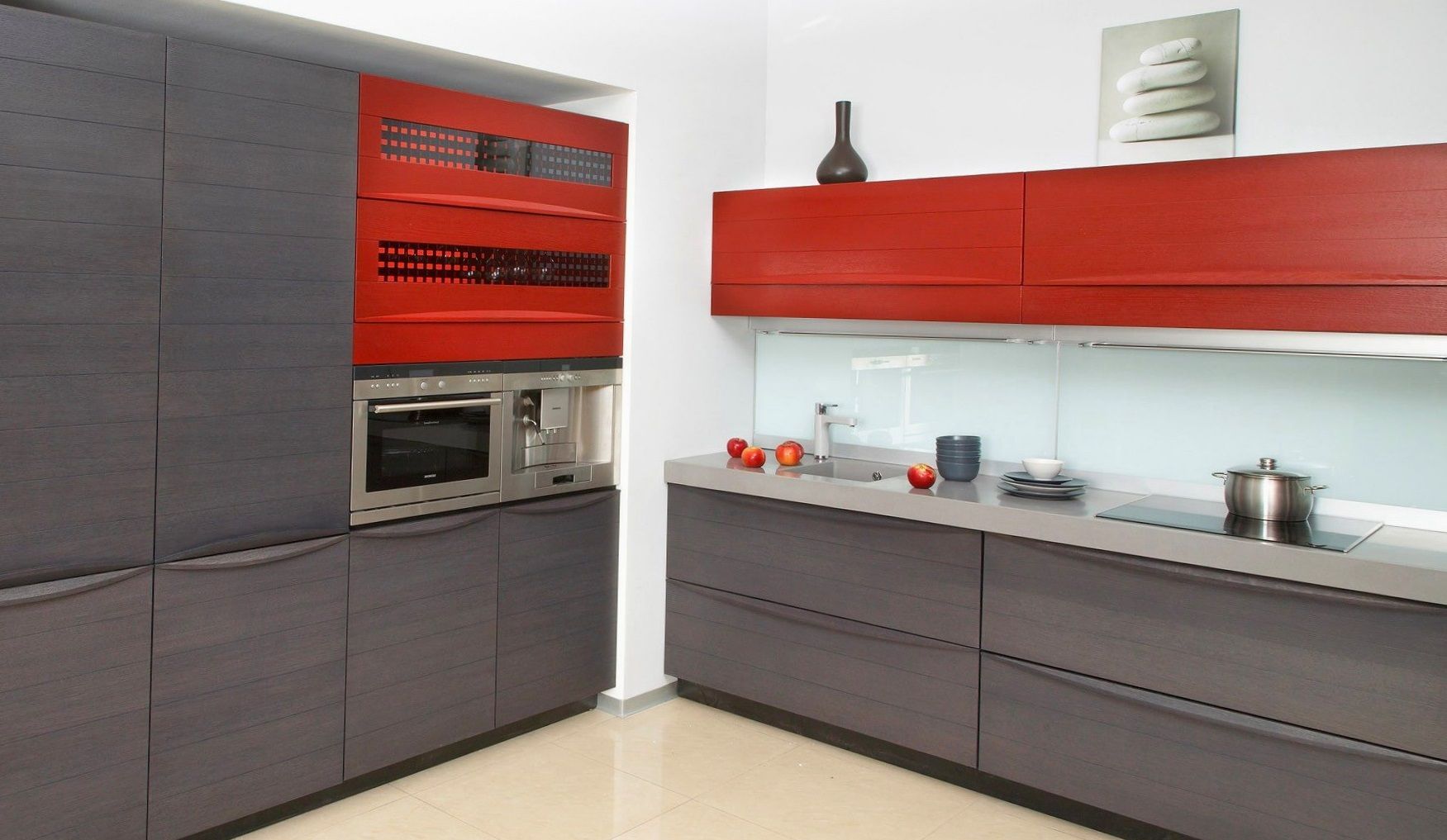 Кухня Роксана в стиле модерн серого цвета с красными верхним ярусом и встроенной техникой