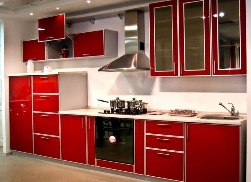 Кухня Роксолана с красным глянцевым фасадом и подвесными шкафами со стеклом 