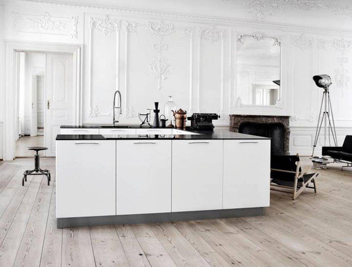 Кухня Розетта белого цвета в стиле модерн с черной столешницей