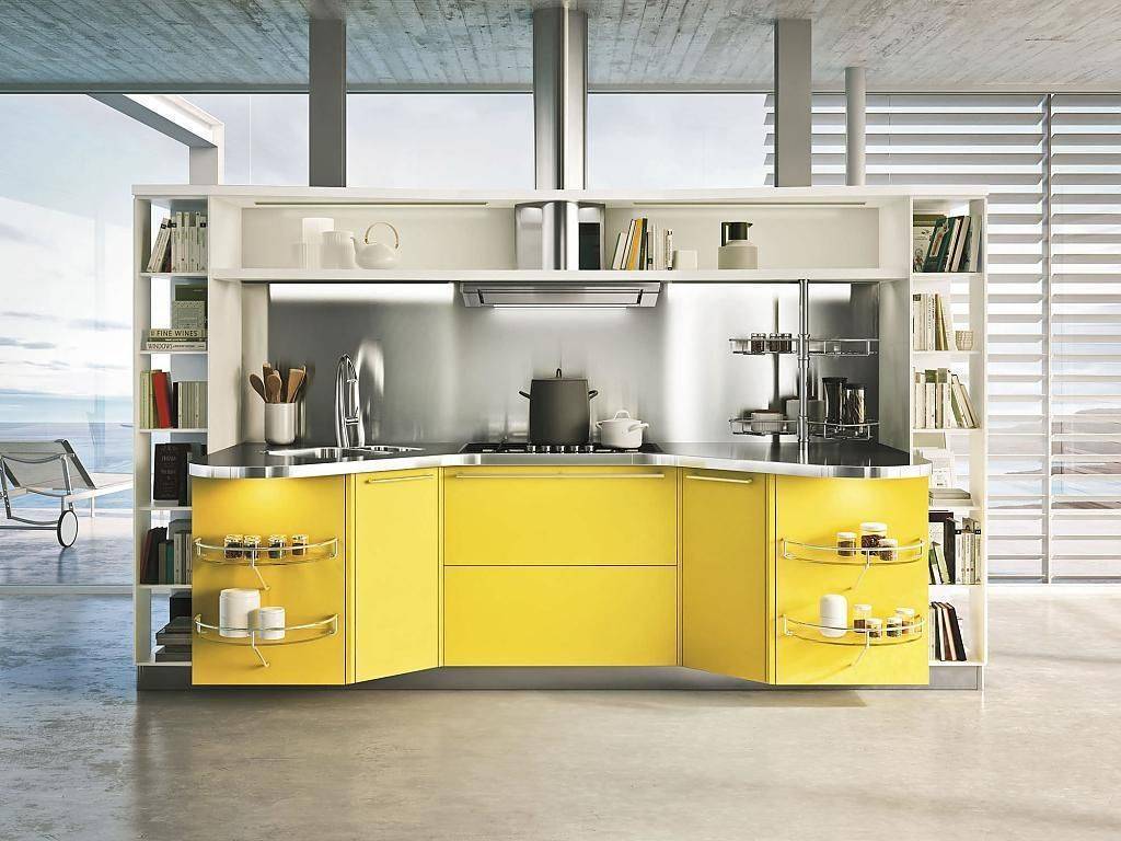 Кухня Рул в стиле модерн с желтым фасадом и встроенной подсветкой