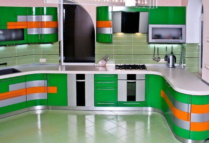 Кухня Салют с ярким многоцветным фасадом и встроенной техникой 