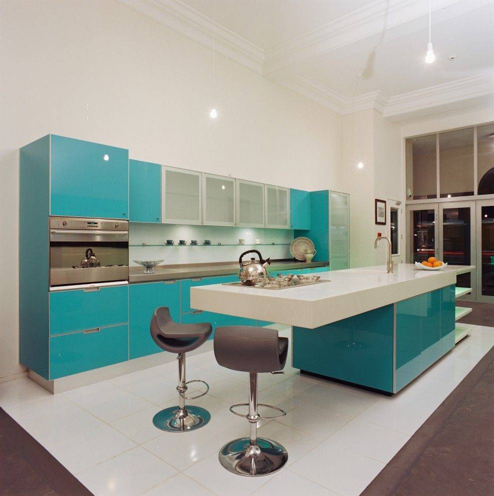Кухня Шторм в стиле модерн прямого типа бирюзового цвета с островом 