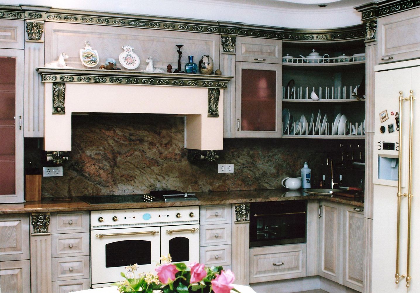 Кухня Сивилла угловая классического стиля со встроенной техникой 