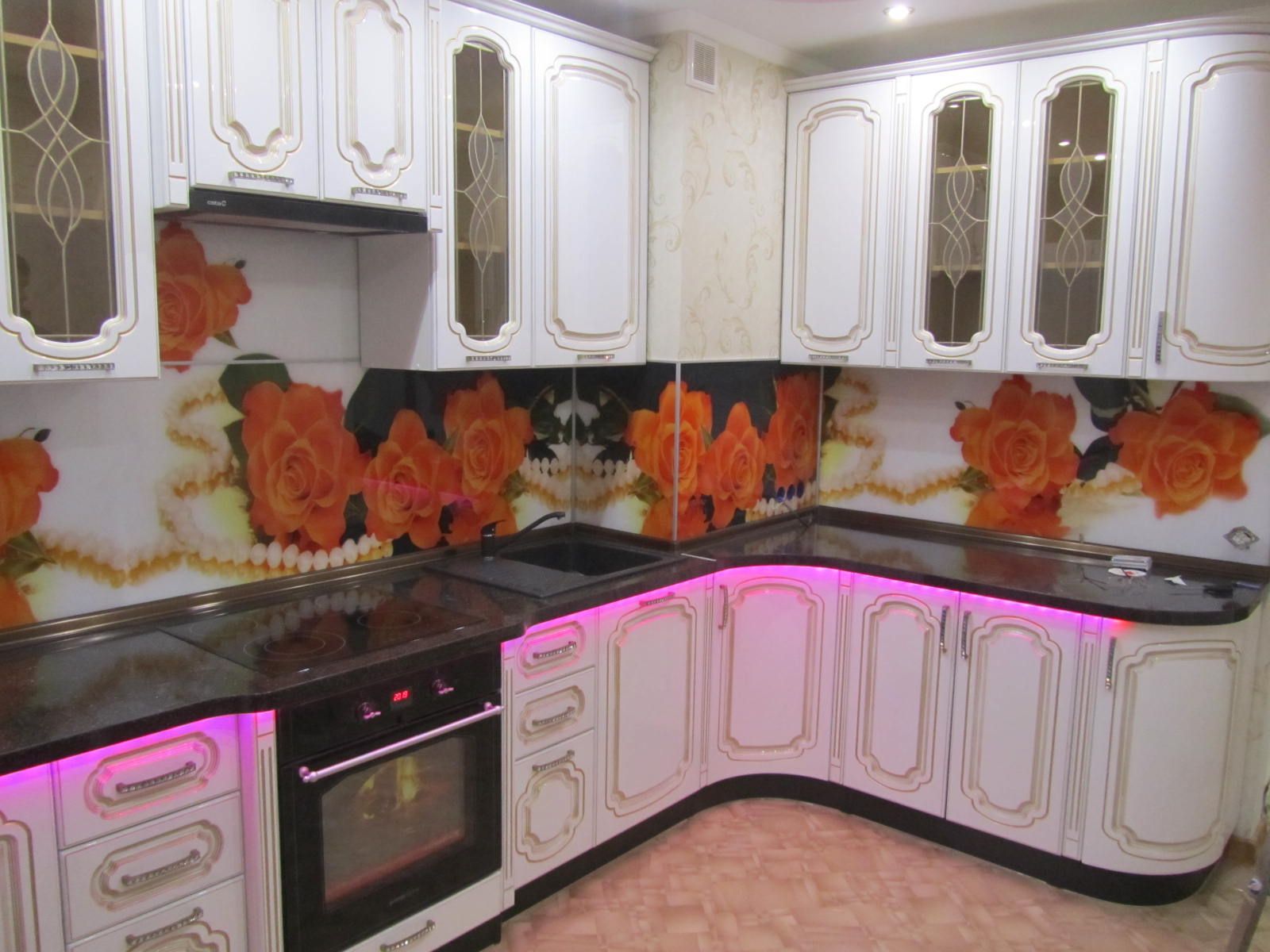 Кухня Сказка угловая белого цвета в классическом стиле с подсветкой 