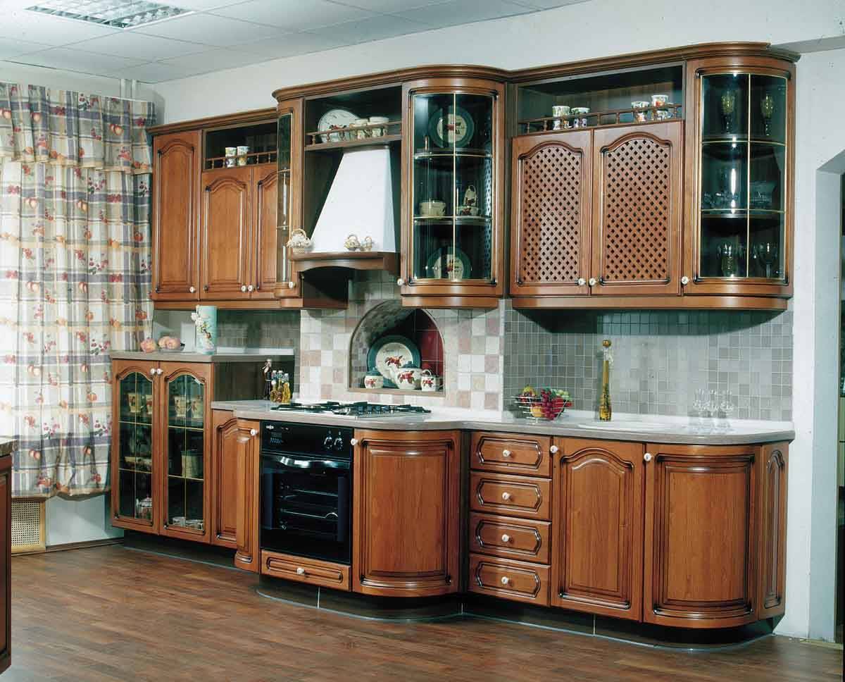 Кухня Софора прямого типа коричневого цвета со встроенной техникой и подвесными шкафами со стеклом 