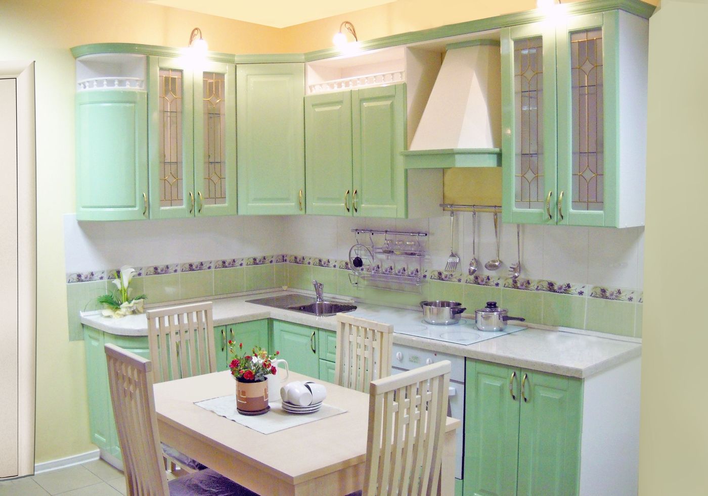 Кухня Трапеза угловая зеленого цвета с подвесными шкафами со стеклом