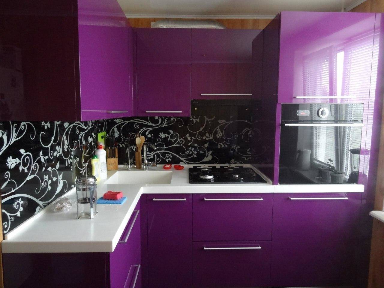 Кухня Ультрафиолет угловая фиолетового цвета с белой столешницей