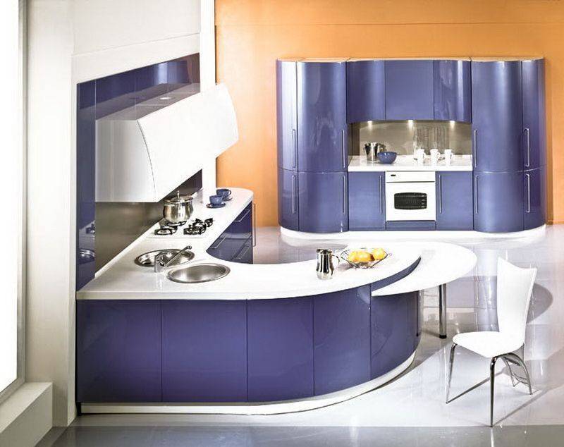 Кухня Васильковое поле стильная современная темно-синего цвета с белой столешницей 