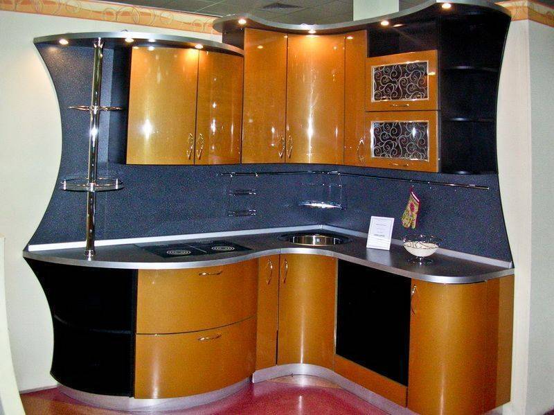 Кухня Волна угловая золотого оттенка с черными вставками
