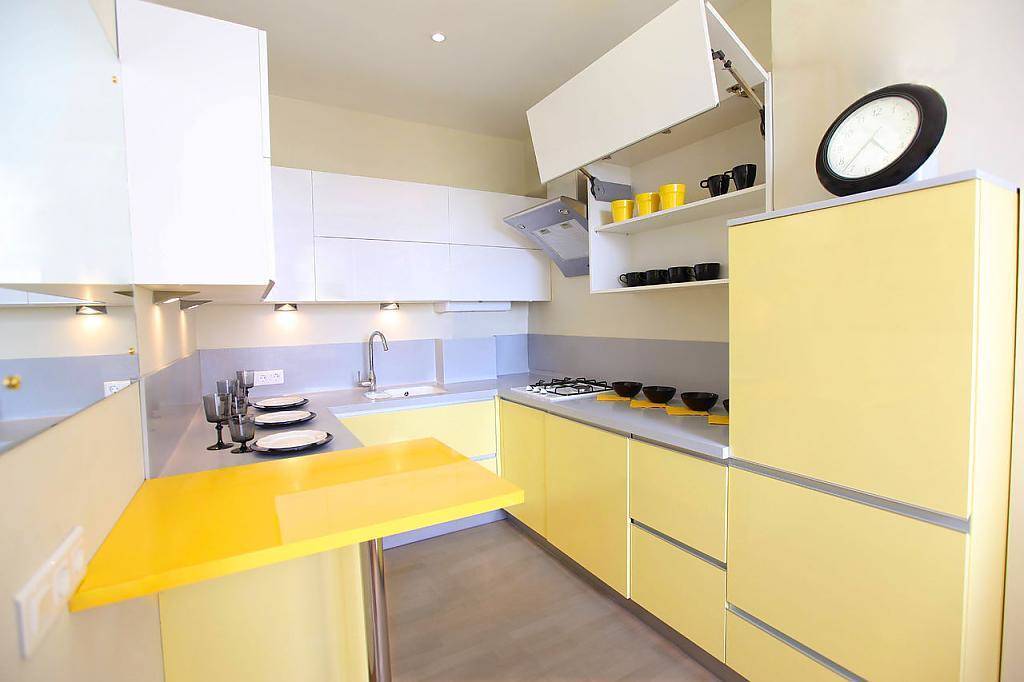 Кухня Зира П-образная в желтых и белых цветах с подвесными шкафами